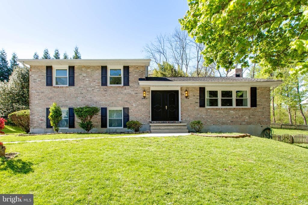 909 Farmstead Road photo 1