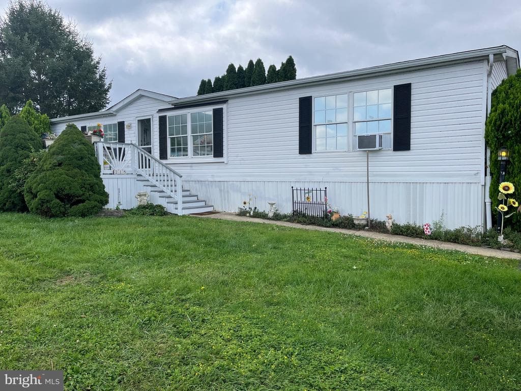 215 Longwood Court W photo 1