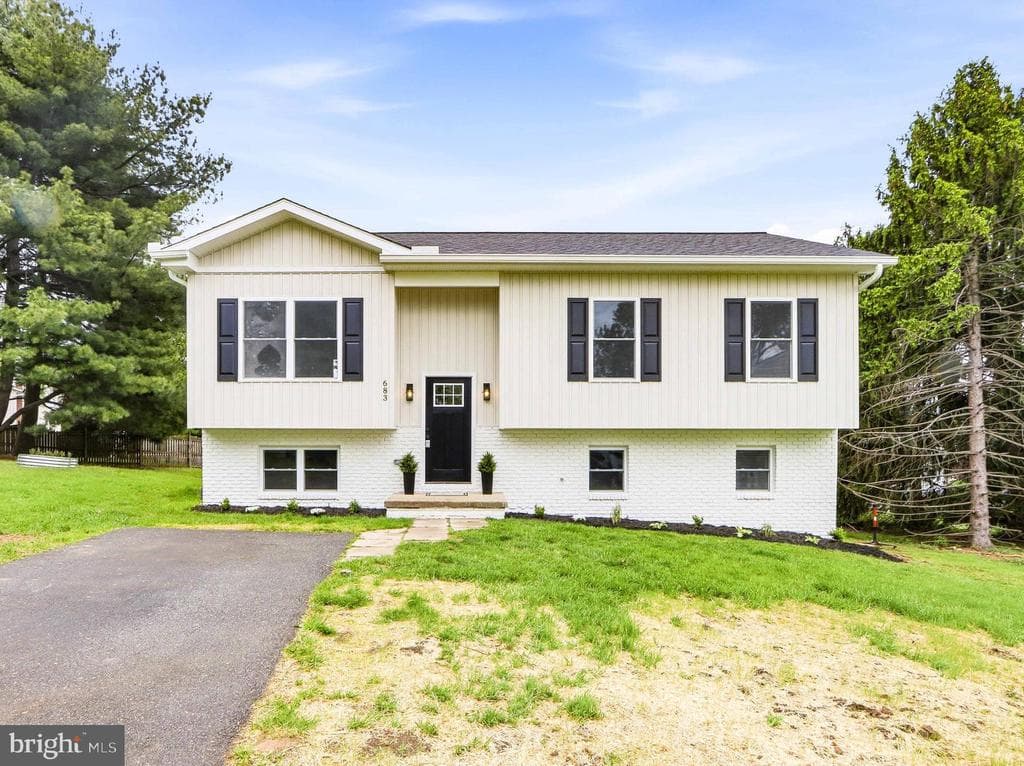 683 Sunflower Court photo 1
