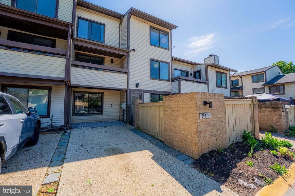 9511 Treyford Terrace photo 1