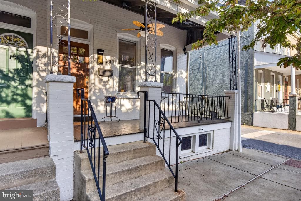 237 Elm Street photo 1