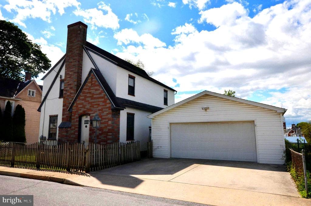 38 Cottage Street photo 1