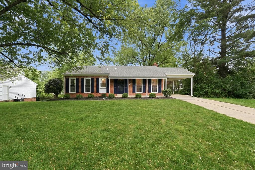 1827 Abbotsford Drive photo 1