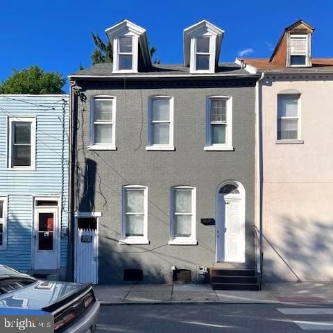 441 E Strawberry Street photo 1