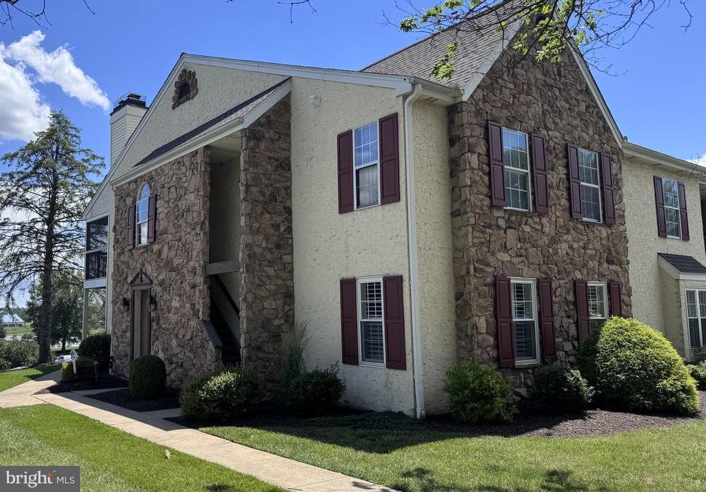 202 Oak Knoll Circle photo 1