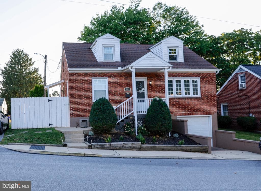 1020 Queen N, York