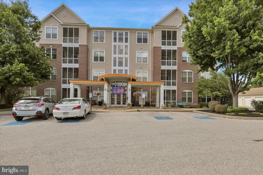 1010 Crest Way #302, York