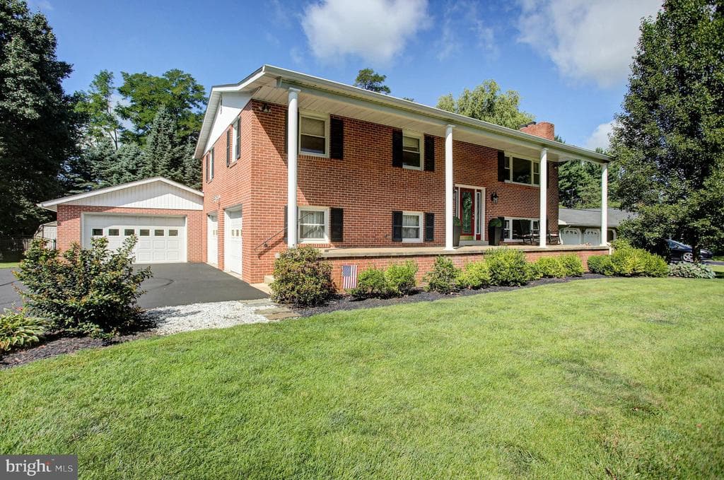 124 Park Place W photo 1