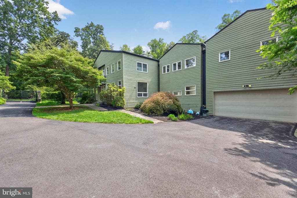 14301 Poplar Hill photo 1