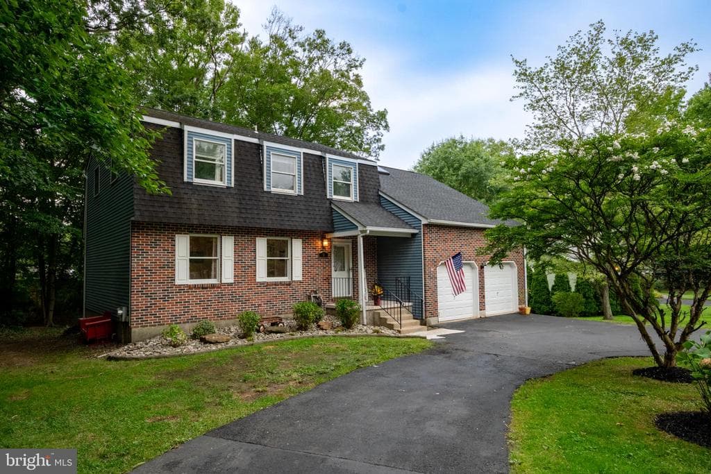 9 Colonial Circle photo 1