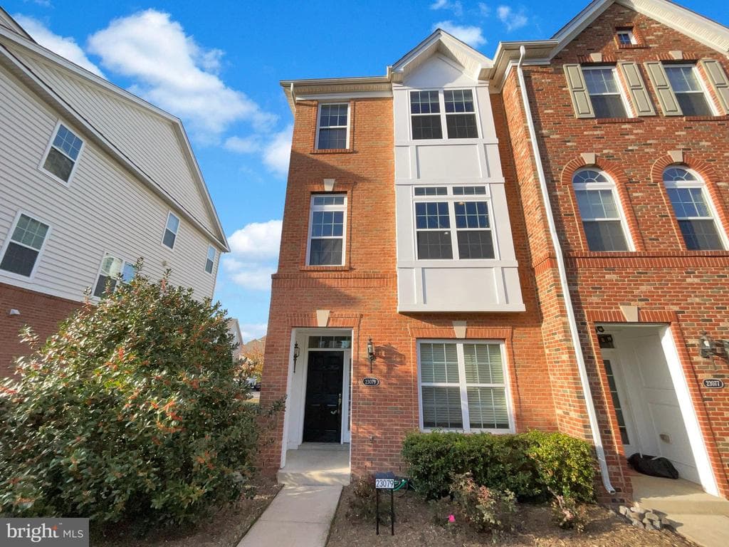 23079 Weybridge Square photo 1