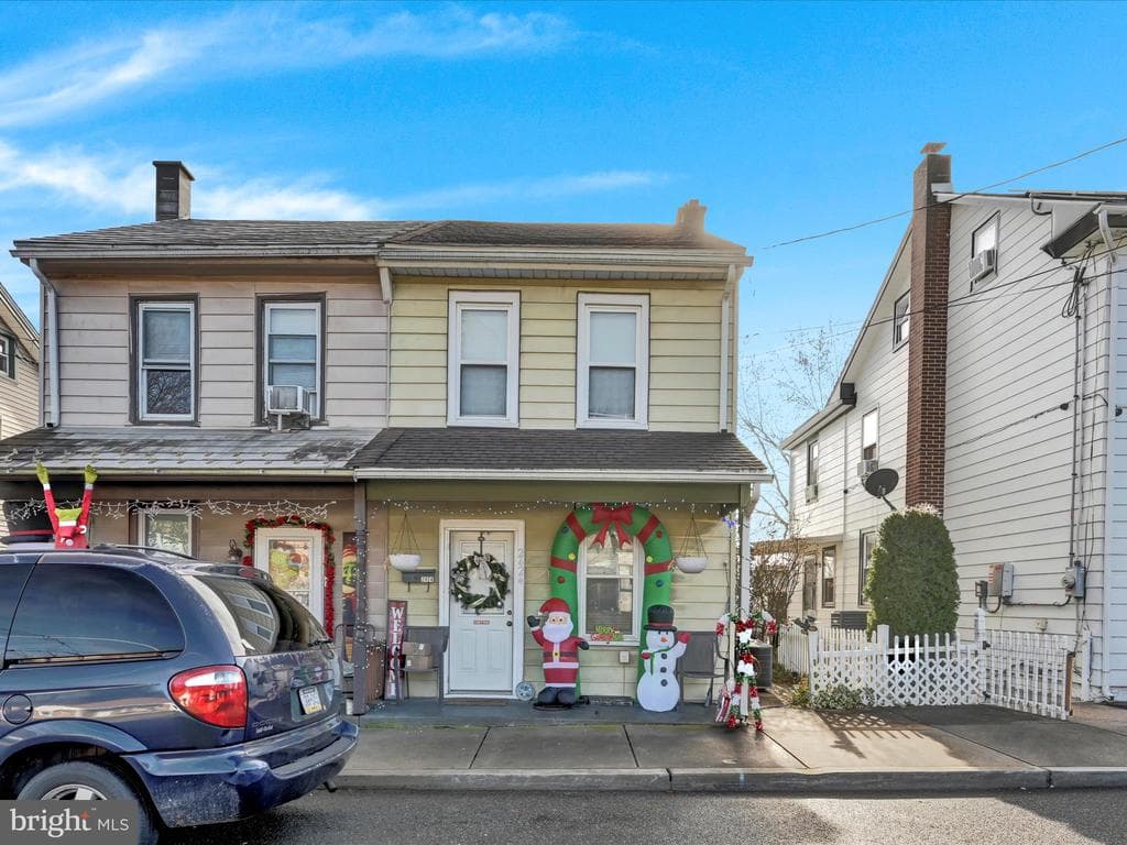 2424 Guilford Street photo 1