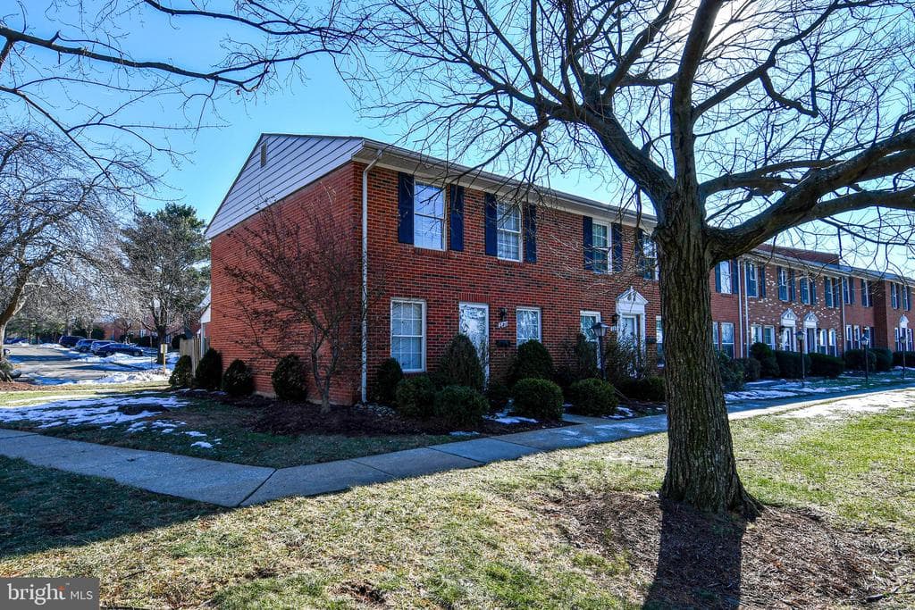 230 N Sterling Blvd photo 1