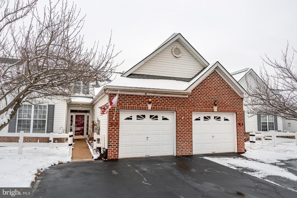 8 Newbury Way photo 1