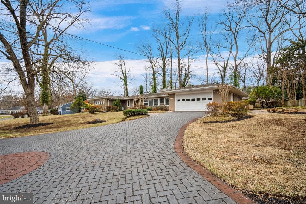 1854 Lindamoor Drive photo 1