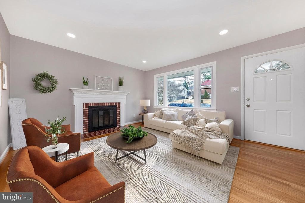 10004 Kinross Avenue photo 1