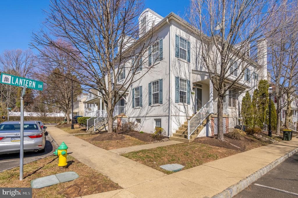 302 Lantern Drive photo 1