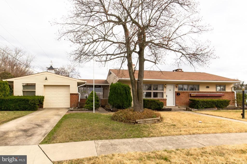 2424 Woodcroft Road photo 1