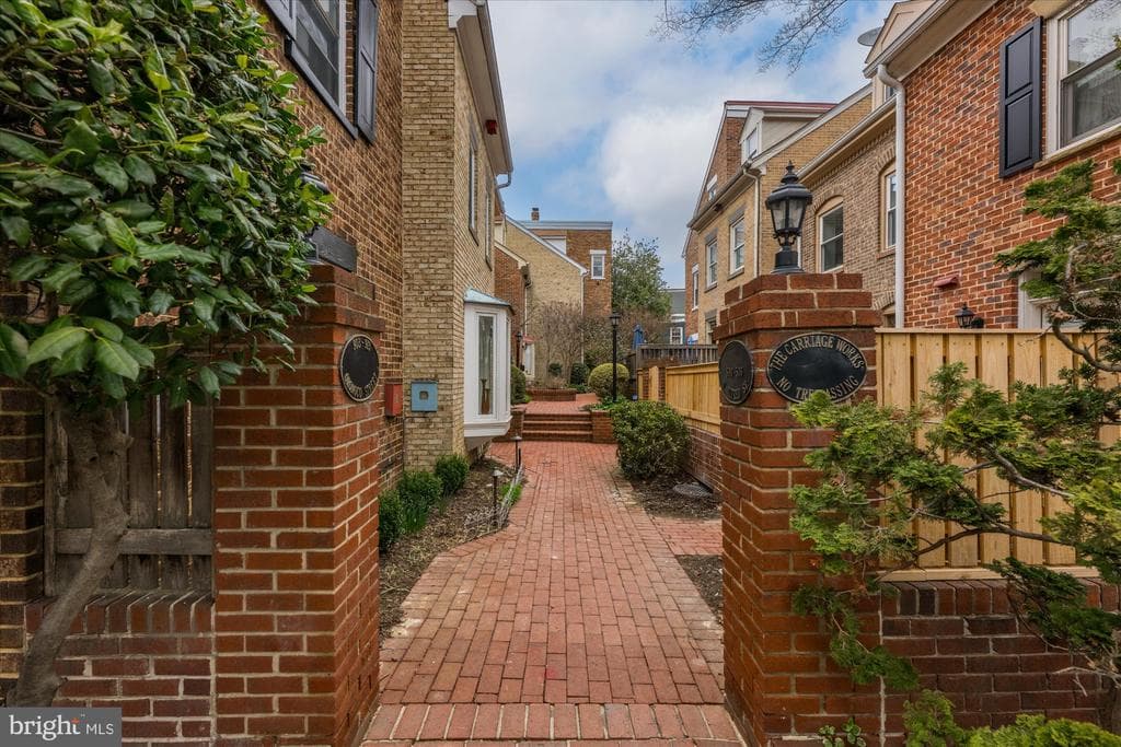 913 Oronoco Street photo 1