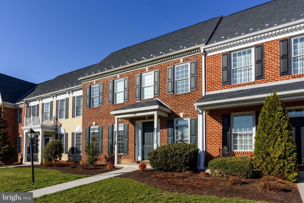 10 Jamestown Square photo 1