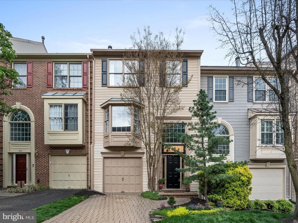 892 Tall Oaks Square SE photo 1