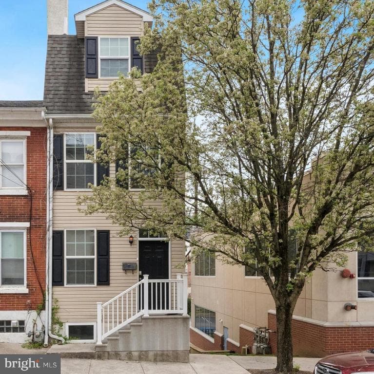 379 E Elm Street photo 1