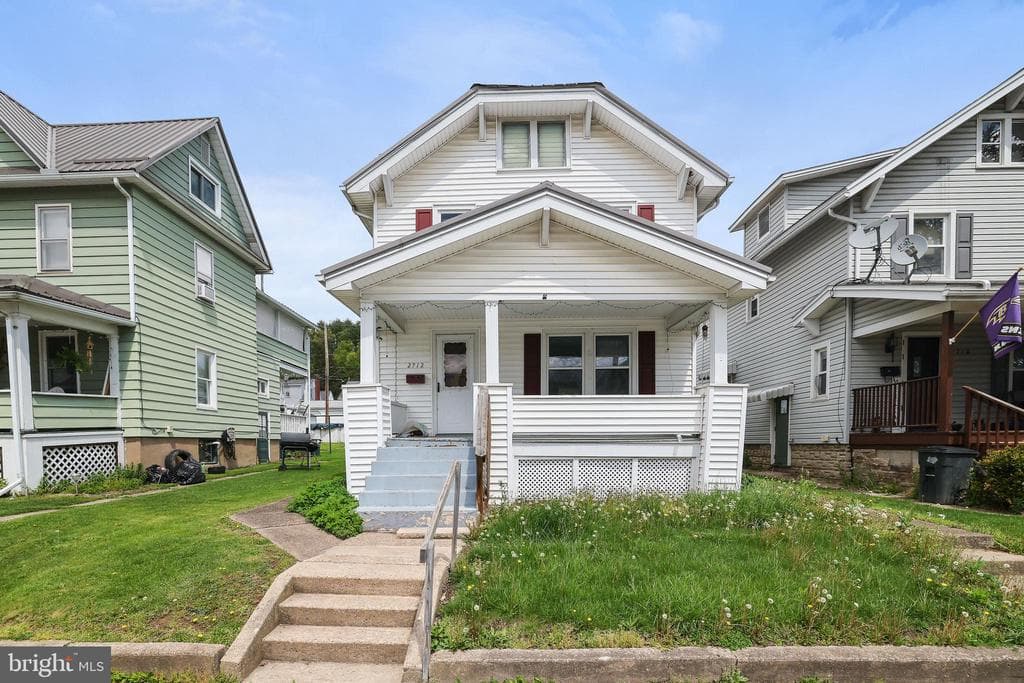 2712 Grand Street photo 1
