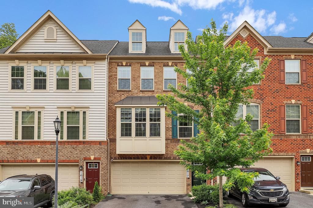 1617 Regent Manor Court photo 1
