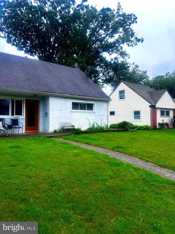198 Oxford Circle photo 1