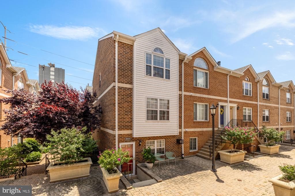 3034 S Glebe Road photo 1