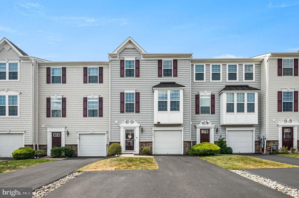 109 Tulip Lane photo 1