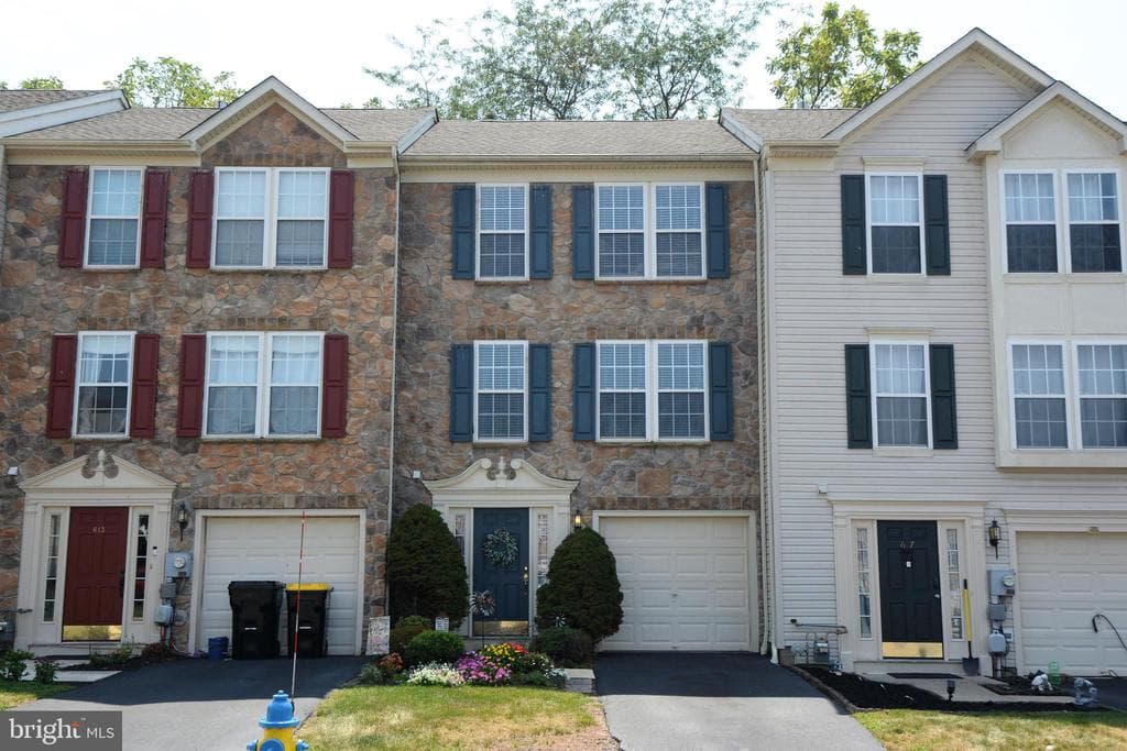 615 Village Court photo 1