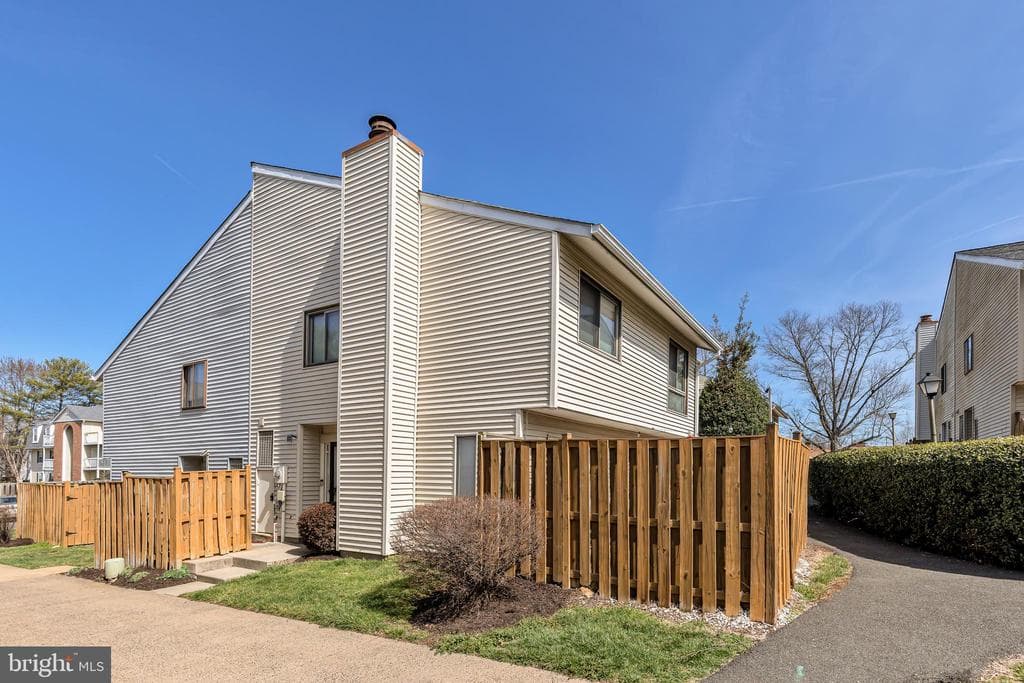 8608 Village Square #15/8608 photo 1