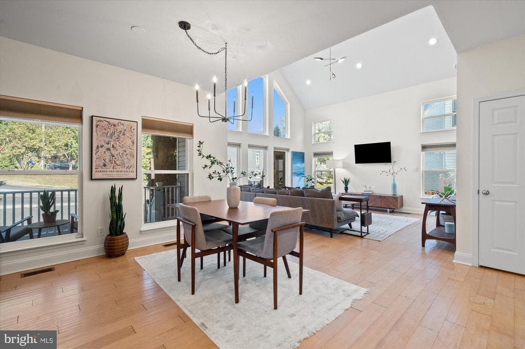 2046 S Shirlington Road photo 1