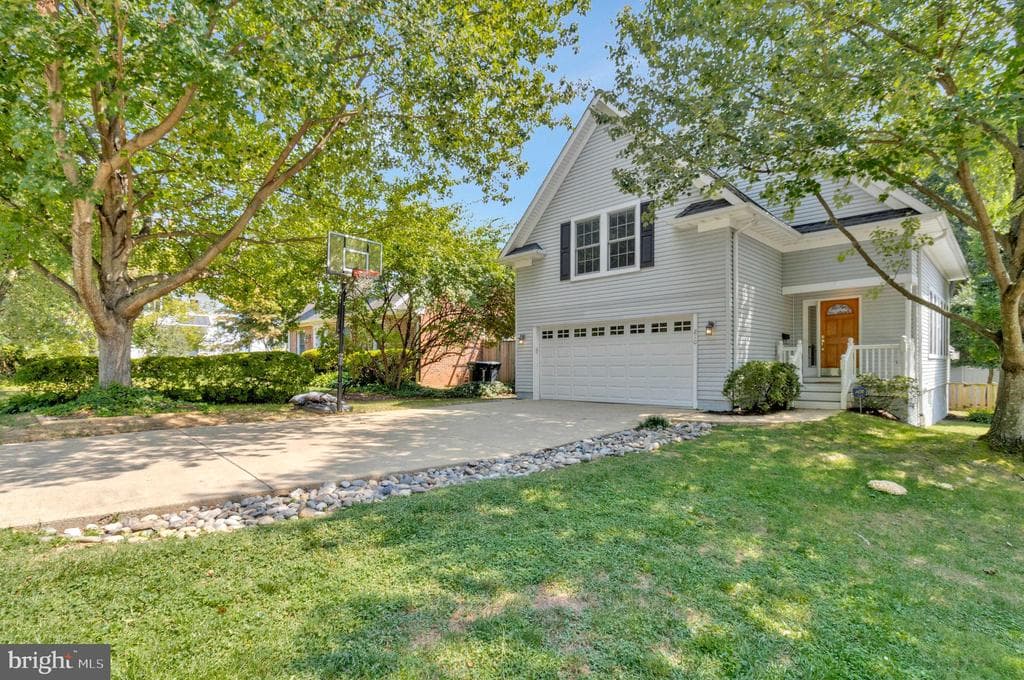 210 N Oak Street photo 1