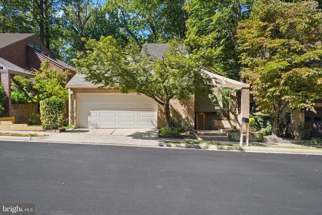 9904 Great Oaks Way photo 1