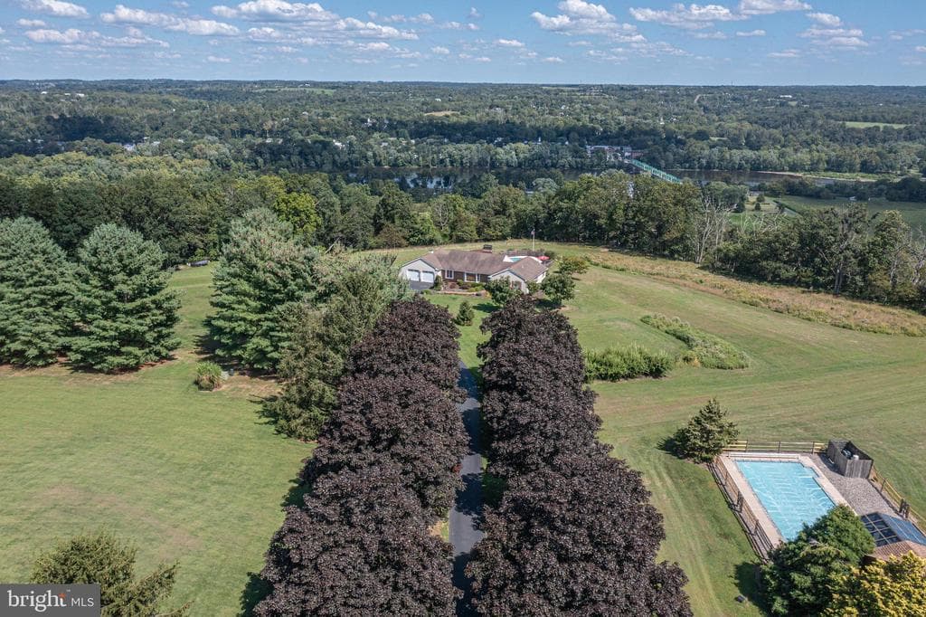 13 Everbreeze Drive photo 1