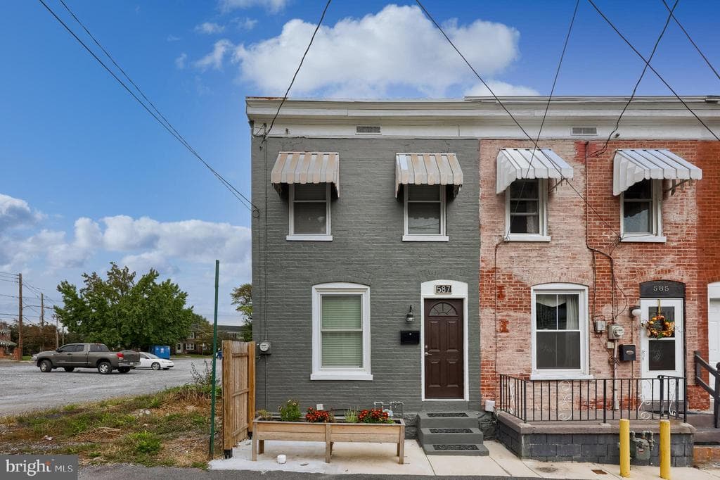 587 Zook Avenue photo 1
