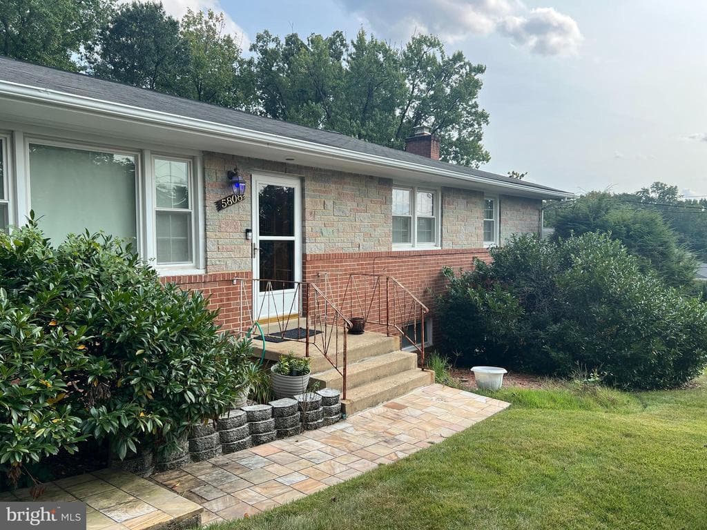 5808 Middleton Court photo 1