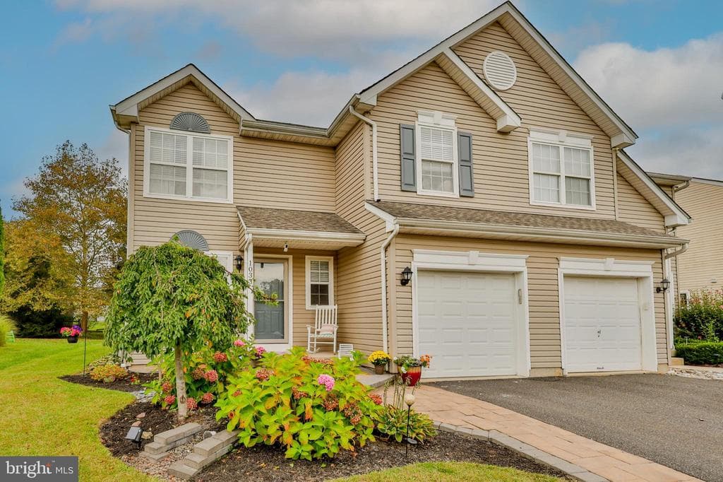 1033 Heather Lane photo 1