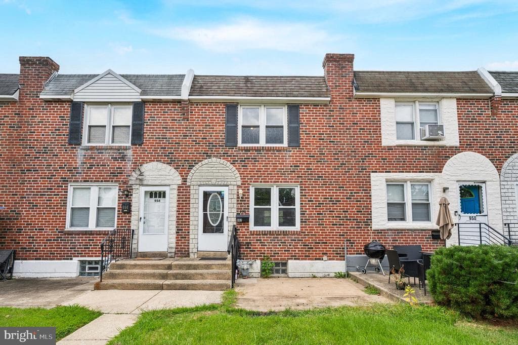 952 Grant Road photo 1