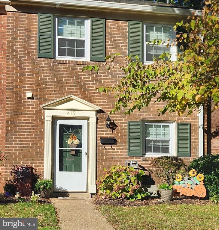 415 Greenbrier Court photo 1