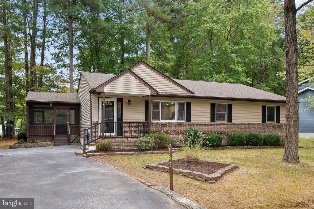 152 Camelot Circle photo 1