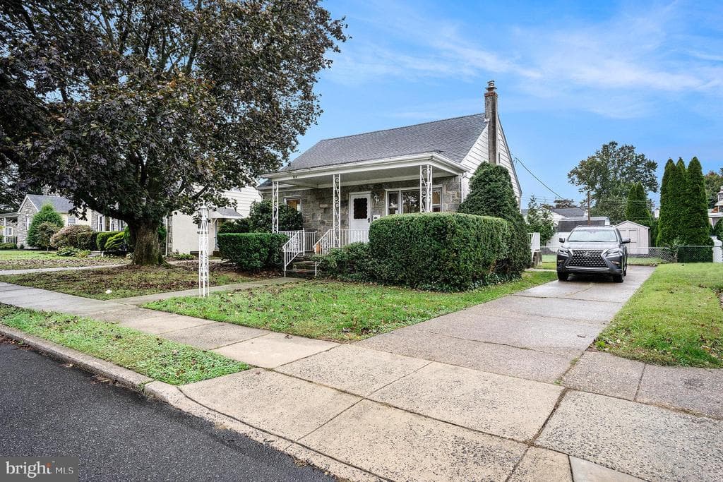 525 Kelly Avenue photo 1