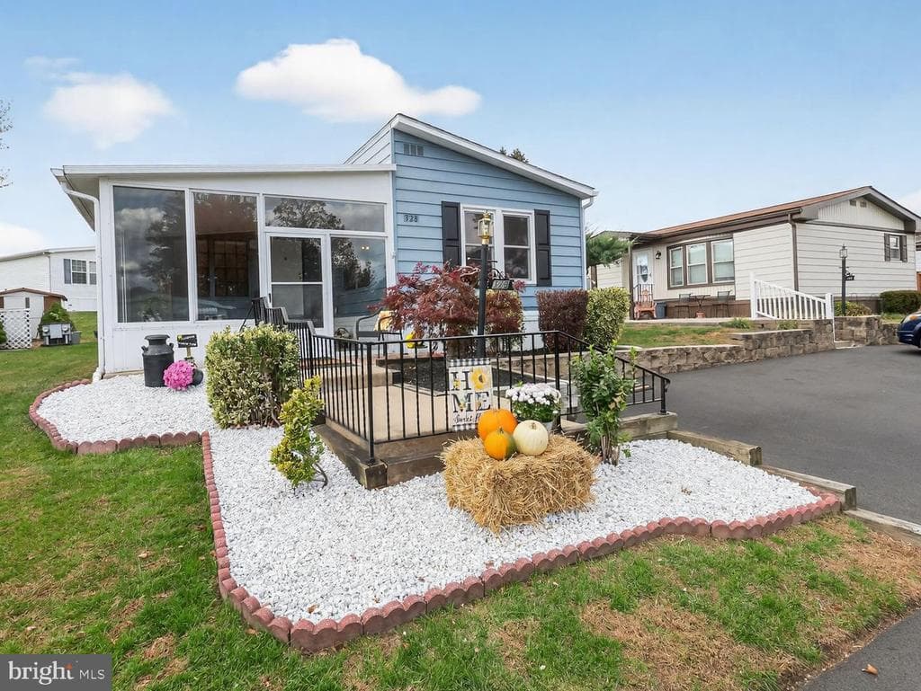 328 Woodstream Way photo 1
