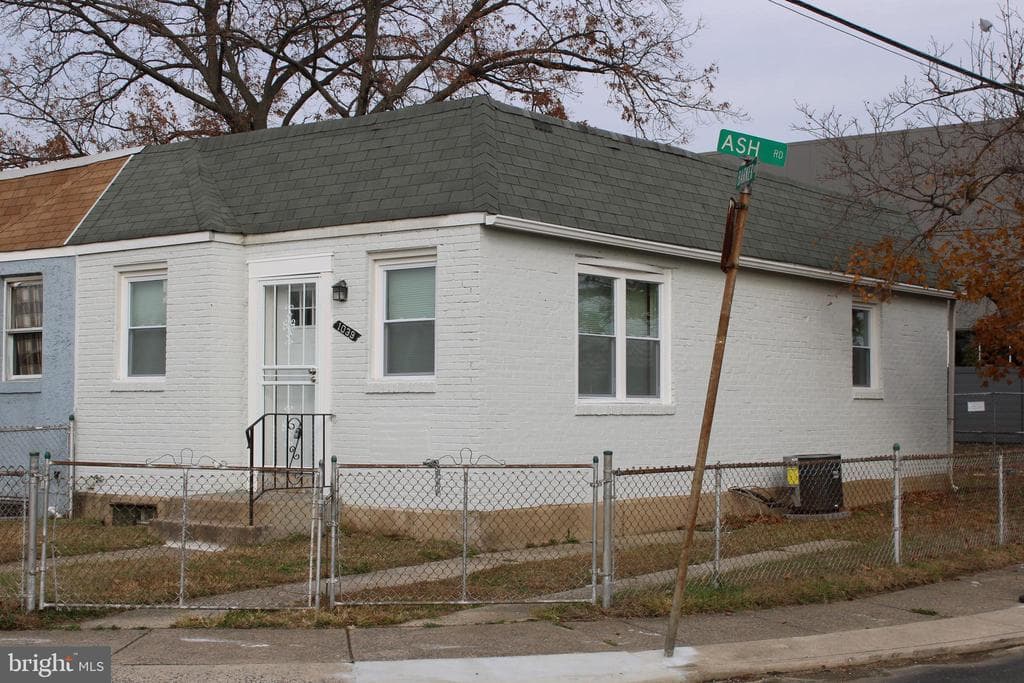 1039 Barker Road photo 1