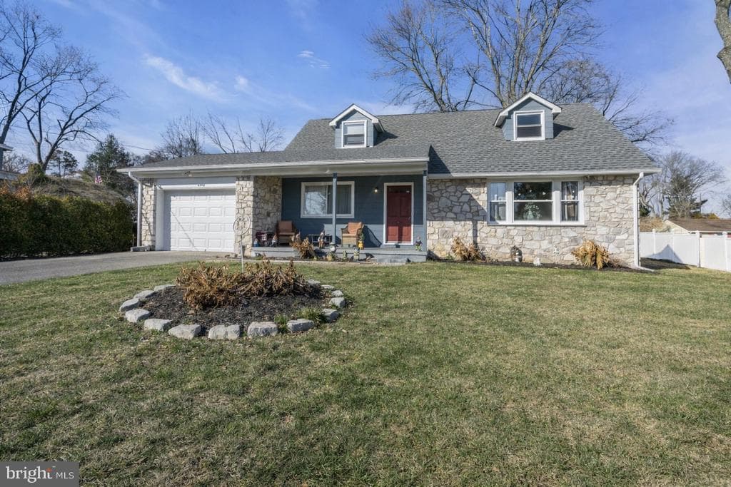 5042 Hillside photo 1