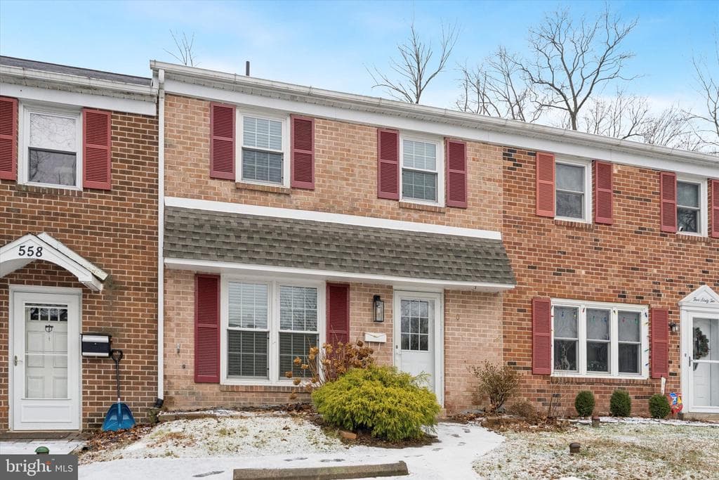 560 Newbury Court photo 1