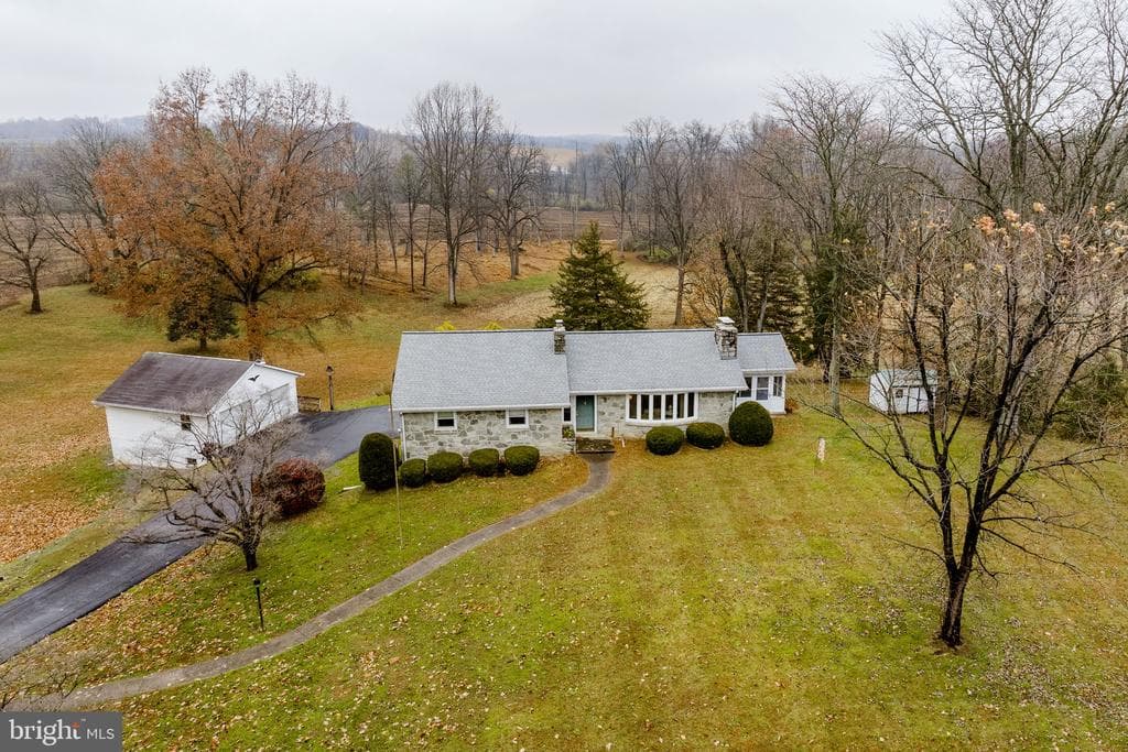 555 Lincoln Drive photo 1