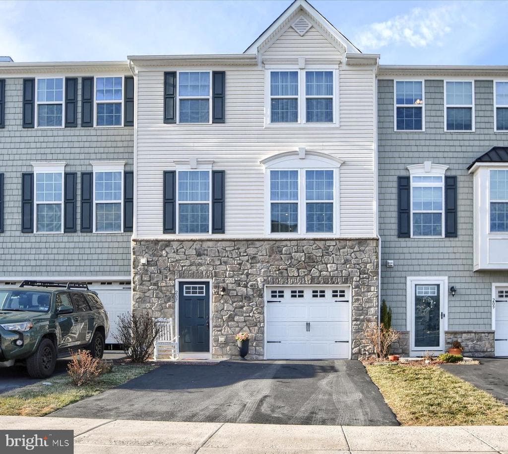 207 Laurel Lane photo 1